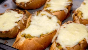 Delicious garlic bread recipe with mozzarella cheese